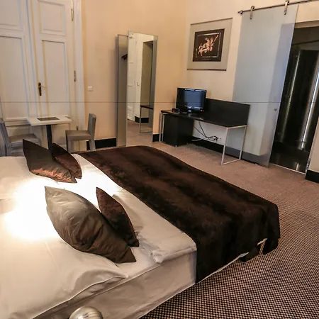 Old Town Square By Emblem 5* Prága