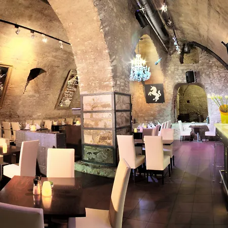 Old Town Square By Emblem Prága