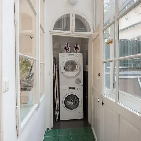 Old Town Square By Emblem Prága