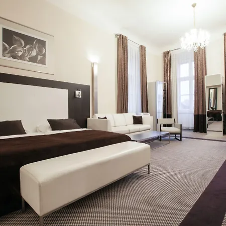 Old Town Square By Emblem Apartmanhotel Prága