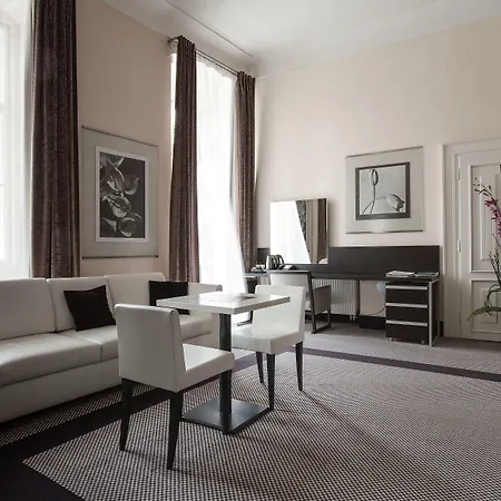 Old Town Square By Emblem Prága