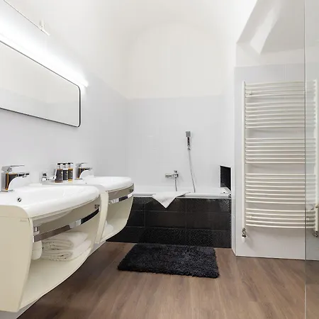 Apartmanhotel Old Town Square By Emblem 5*