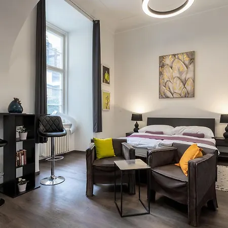 Aparthotel Old Town Square By Emblem 5*