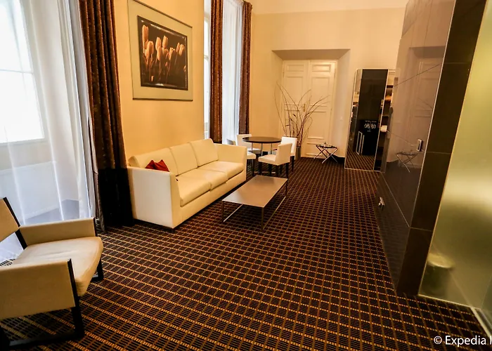 Ξενοδοχείο με διαμερίσματα Old Town Square By Emblem 5*