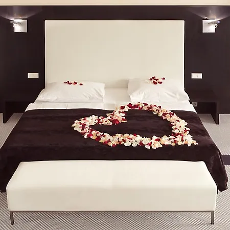 Old Town Square By Emblem 5* Prag