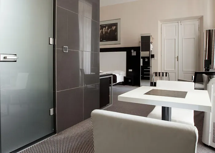Aparthotel Old Town Square By Emblem